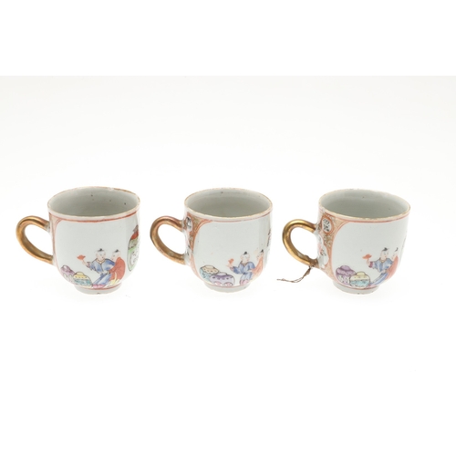 698 - CHINESE FAMILLE VERTE LIDDED JAR & OTHER ITEMS. A small lidded jar painted with a variety of preciou... 