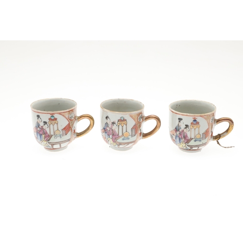 698 - CHINESE FAMILLE VERTE LIDDED JAR & OTHER ITEMS. A small lidded jar painted with a variety of preciou... 