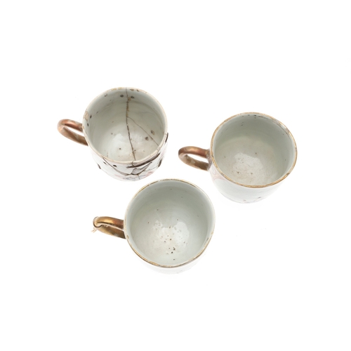 698 - CHINESE FAMILLE VERTE LIDDED JAR & OTHER ITEMS. A small lidded jar painted with a variety of preciou... 