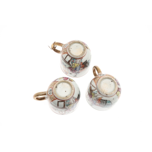 698 - CHINESE FAMILLE VERTE LIDDED JAR & OTHER ITEMS. A small lidded jar painted with a variety of preciou... 