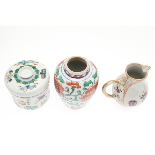 698 - CHINESE FAMILLE VERTE LIDDED JAR & OTHER ITEMS. A small lidded jar painted with a variety of preciou... 