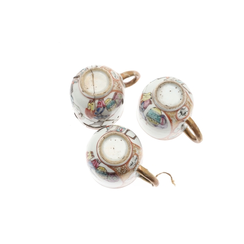 698 - CHINESE FAMILLE VERTE LIDDED JAR & OTHER ITEMS. A small lidded jar painted with a variety of preciou... 