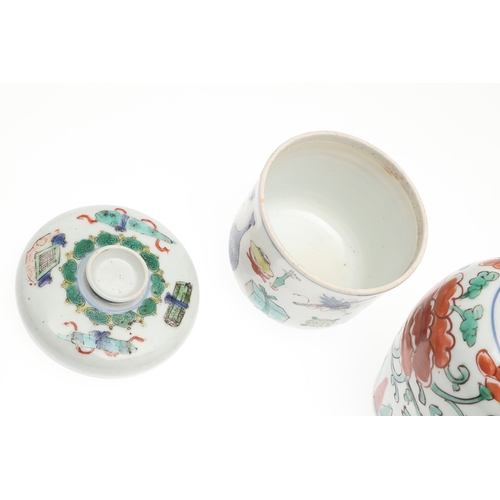 698 - CHINESE FAMILLE VERTE LIDDED JAR & OTHER ITEMS. A small lidded jar painted with a variety of preciou... 