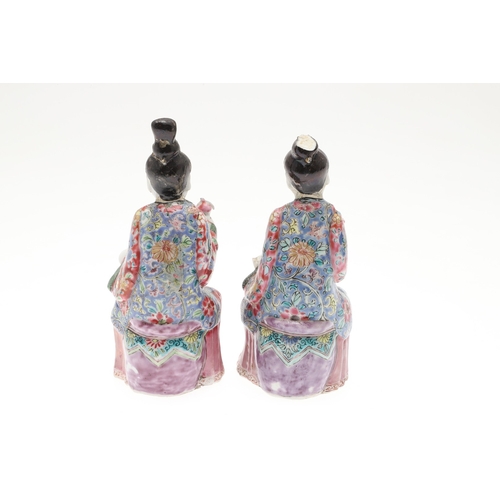 698 - CHINESE FAMILLE VERTE LIDDED JAR & OTHER ITEMS. A small lidded jar painted with a variety of preciou... 