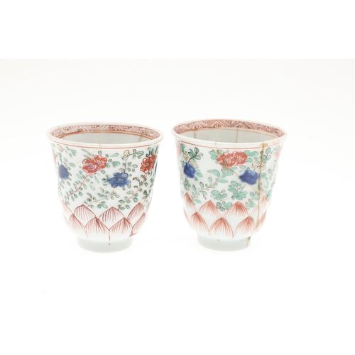 698 - CHINESE FAMILLE VERTE LIDDED JAR & OTHER ITEMS. A small lidded jar painted with a variety of preciou... 