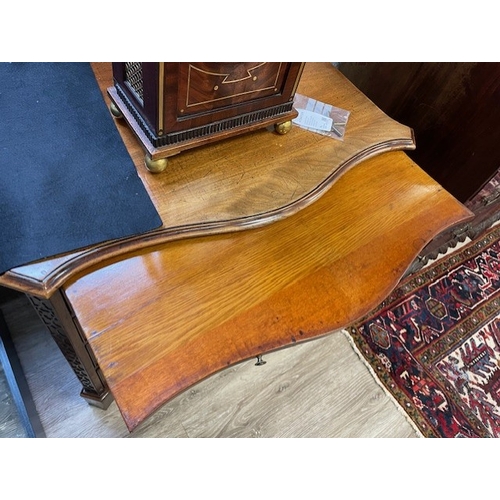 465 - A GEORGE III MAHOGANY SERPENTINE CHEST OF DRAWERS, CIRCA 1750. the top with moulded edge above brush... 
