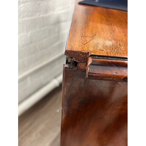 465 - A GEORGE III MAHOGANY SERPENTINE CHEST OF DRAWERS, CIRCA 1750. the top with moulded edge above brush... 