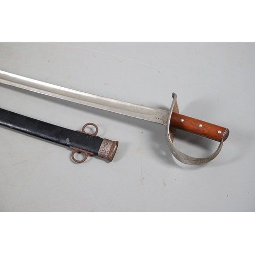 100 - AN 1890 PATTERN CAVALRY TROOPERS SWORD AND SCABBARD. With an 87 cm slightly curved and pointed blade... 