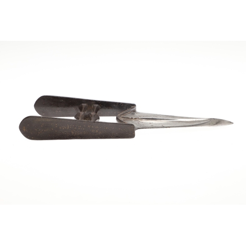 AN INDIAN KATAR OR JAMADHAR DAGGER. A 'punch dagger' having a short 13. ...
