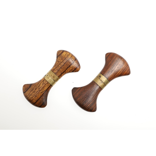 70 - TWO PAIRS OF GUNSMITHS TURN SCREWS, FLINTS AND OTHER ITEMS. Two interlocking pairs of turn screws, o... 
