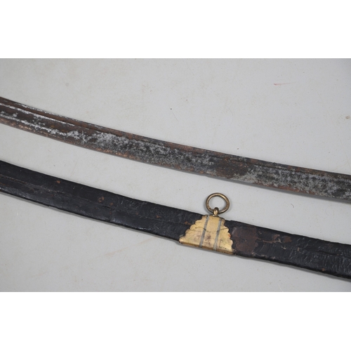 81 - A GEORGE III NAVAL OFFICER'S SWORD AND SCABBARD BY DRURY OF LONDON. The 82 cm broad curved blade wit... 