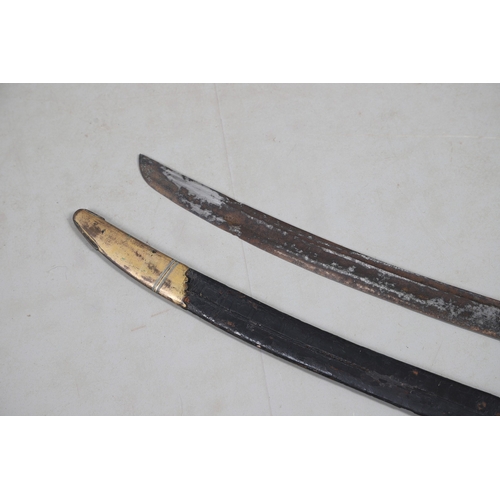 81 - A GEORGE III NAVAL OFFICER'S SWORD AND SCABBARD BY DRURY OF LONDON. The 82 cm broad curved blade wit... 