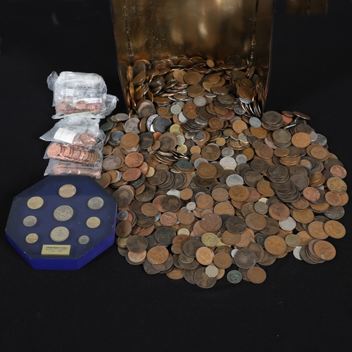 A LARGE COLLECTION OF WORLD COINS. A large mixed collection of World coins.