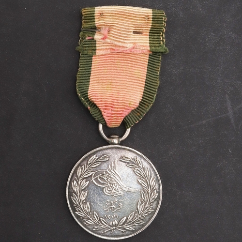 831 - A TURKISH CRIMEA MEDAL, 'LA CRIMEA', POSSIBLY BY HUNT AND ROSKELL. A Turkish Crimea medal, marked to... 