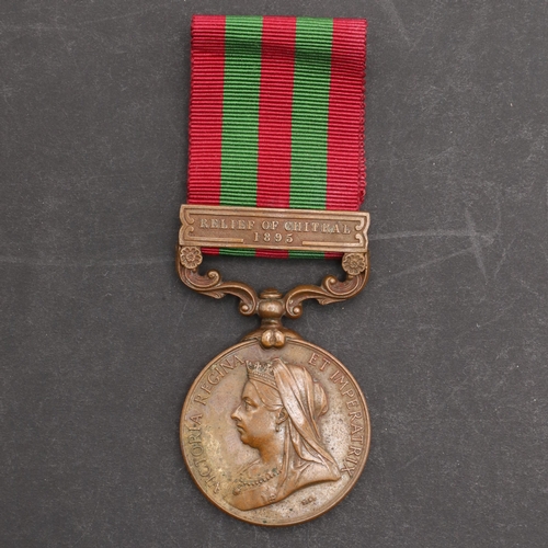 858 - AN INDIAN GENERAL SERVICE MEDAL 1895-1902, BRONZE ISSUE WITH RELIEF OF CHITRAL 1895 CLASP TO THE TRA... 