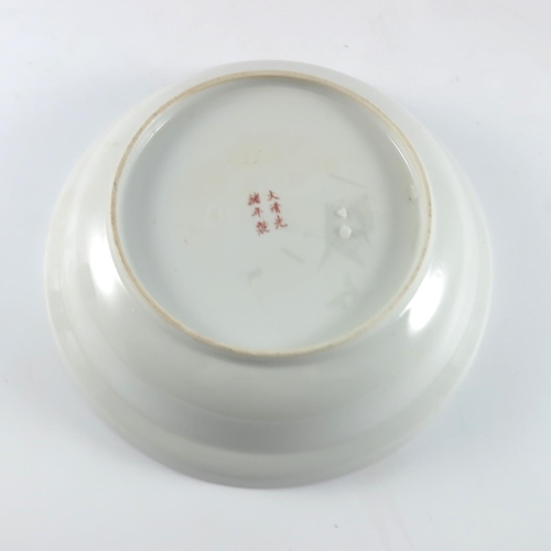170 - DRAGON BOWL WITH 6 CHARATER MARK, APPROX. 26 cm DIA. SLIGHT CHIP TO RIM