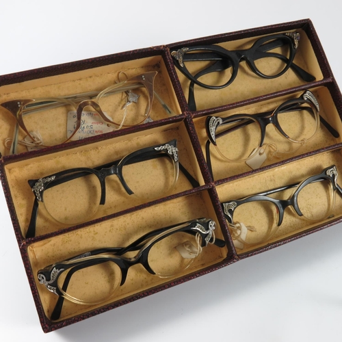 410 - POSSIBLY A TRAVELLING SALESMANS DISPLAY CASE OF SPECTACLE FRAMES