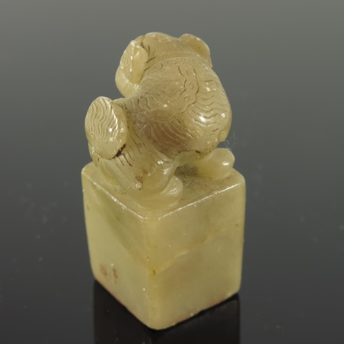 464 - CHINESE SQUARE FORM SEAL WITH CARVED DOG OF FO FINIAL, APPROX. 5 cm H.