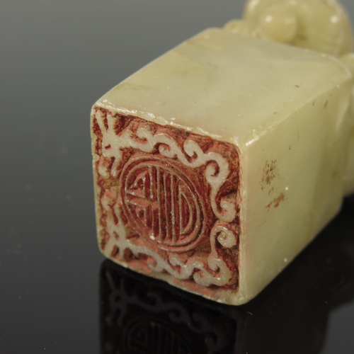 464 - CHINESE SQUARE FORM SEAL WITH CARVED DOG OF FO FINIAL, APPROX. 5 cm H.