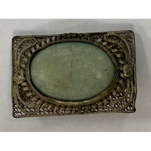 473 - OVAL PIERCED JADE PANEL APPROX. 3.8 X 2.4 cm, WITH FLOWER DECORATION MOUNTED AS A BROOCH, PIERCED JA... 