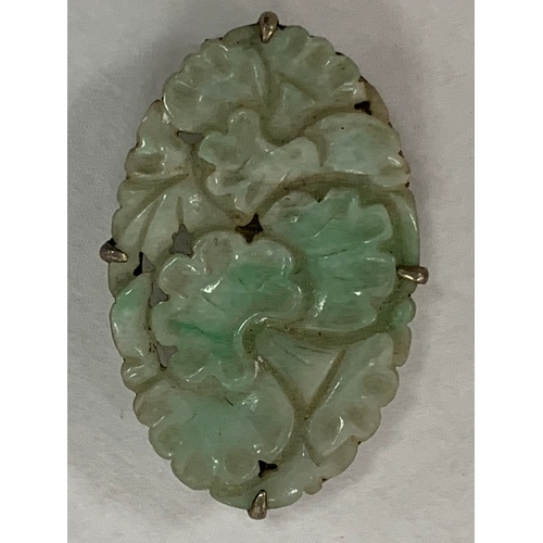 473 - OVAL PIERCED JADE PANEL APPROX. 3.8 X 2.4 cm, WITH FLOWER DECORATION MOUNTED AS A BROOCH, PIERCED JA... 