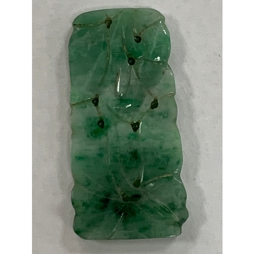 473 - OVAL PIERCED JADE PANEL APPROX. 3.8 X 2.4 cm, WITH FLOWER DECORATION MOUNTED AS A BROOCH, PIERCED JA... 