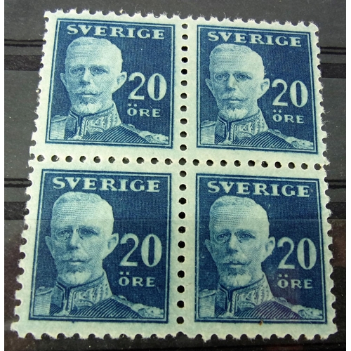 657 - STAMPS, SWEDEN.  1920 20O DULL BLUE (GUSTAV V) BLOCK OF 4.  UM.  SG104A.  CAT £124. T/W 1886 10ORE P... 