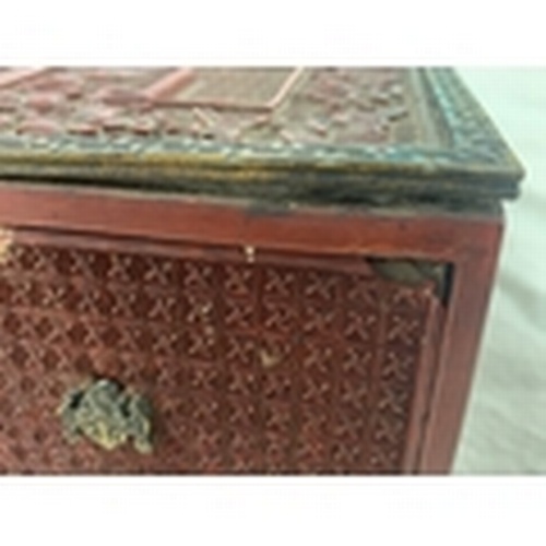 460 - AN INTRICATELY CARVED CHINESE CINNEBAR LACQUERED TREASURE BOX INCORPORATING DRAWERS, APPROX. 21 cm S... 