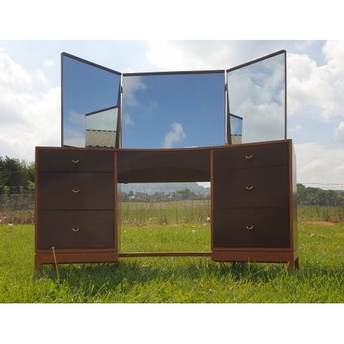 256 - STYLISH 1970s PART BEDROOM SUITE COMPRISING 2 CHESTS OF DRAWERS AND A MATCHING DRESSING TABLE WITH M... 