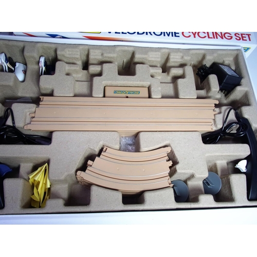 29 - SCALEXTRIC VELODROME CYCLING SET OFFICIAL PRODUCT OF TEAM GB FOR OLYMPICS 2012 CONTENTS PER PHOTOGRA... 