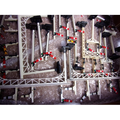339 - TRAY OF SIGNALS PREDOMINATELY TRIANG, TRIANG HORNBY INCLUDING R140/142 2 TRACK GANTRY SIGNALS JUNCTI... 