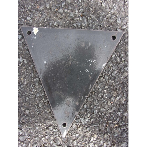 35 - LONDON TRANSPORT GREEN LINE STYLE TRIANGULAR VEHICLE BADGE IN THE ACE STYLE