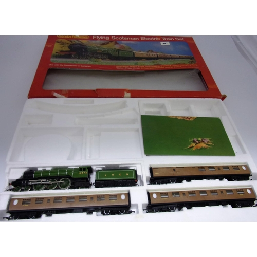 397 - HORNBY RAILWAYS PART BOXED SET FLYING SCOTSMAN ELECTRIC TRAIN SET WITH LOCOMOTIVE 4472 3 LNER TEAK C... 