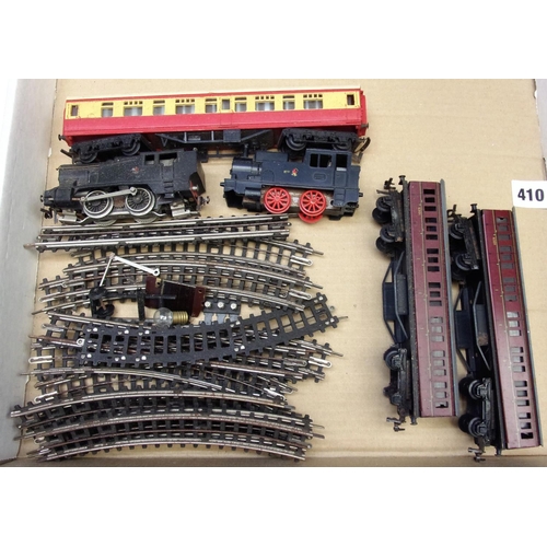 410 - TRIX TTR MODEL RAILWAY INCLUDING 2 TIN PLATE COACHES, TRIANG MK ,1 QUANTITY OF TTR 3 RAIL TRACK TOGE... 