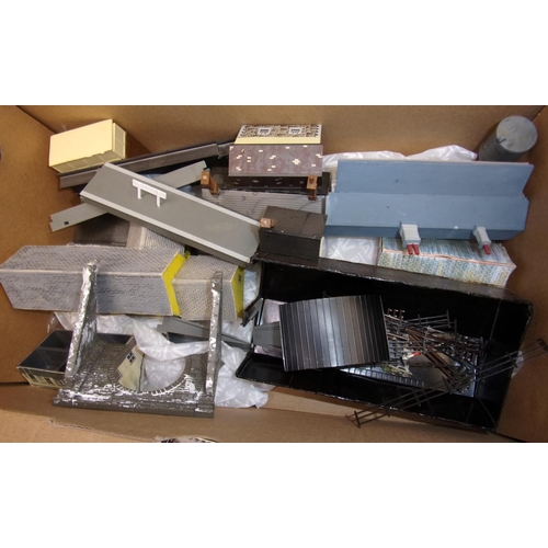 416 - N GAUGE COLLECTION OF SCENIC BUILDINGS TOGETHER WITH A QUANTITY OF N GAUGE RAILWAY TRACK INCLUDING S... 