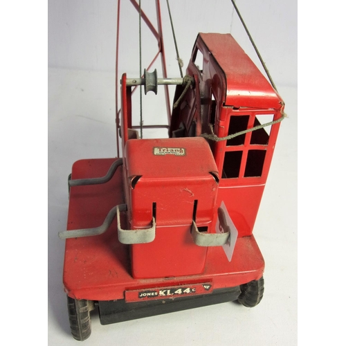 423 - TRIANG TIN PLATE KL JONES CRANE 44 IN GOOD CONDITION WITH GIB WEIGHT AND HOOK