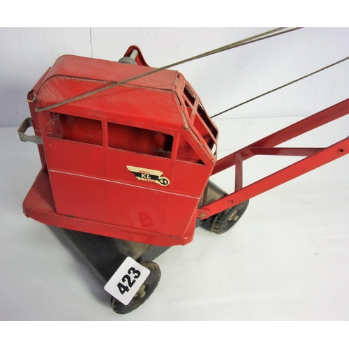 423 - TRIANG TIN PLATE KL JONES CRANE 44 IN GOOD CONDITION WITH GIB WEIGHT AND HOOK