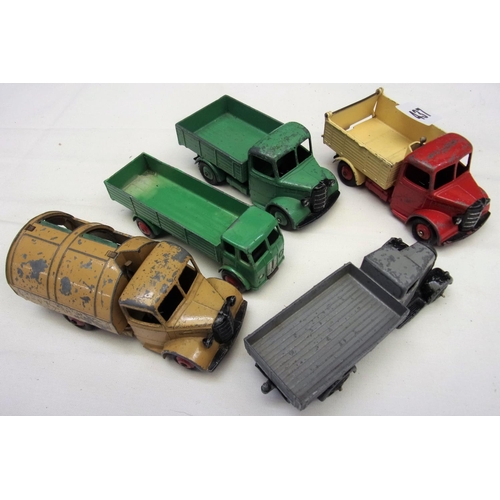 437 - 5 DINKY TOYS COMPRISING JUST PRE OR POST WAR GREY DELIVERY LORRY, GREEN FORWARD CONTROL LORRY 25R, B... 
