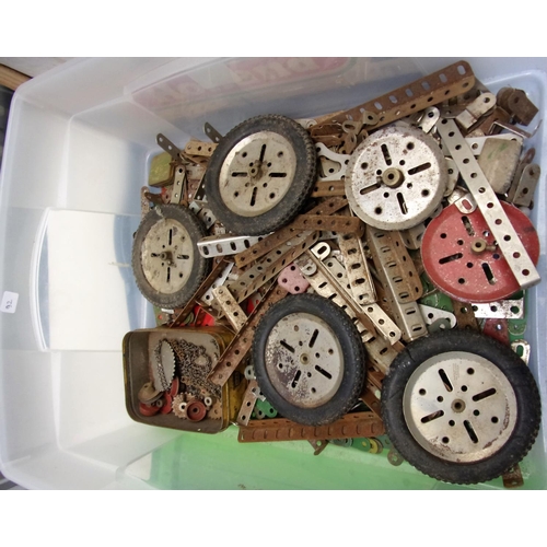 92 - TUBS AND A TRAY OF MECCANO INCLUDING EARLY BLUE CHECKER PATTERN BLUE AND GOLD CHECKER BARS, GOLD LON... 