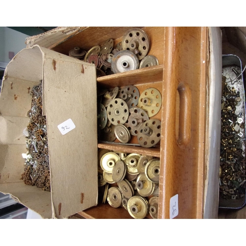 92 - TUBS AND A TRAY OF MECCANO INCLUDING EARLY BLUE CHECKER PATTERN BLUE AND GOLD CHECKER BARS, GOLD LON... 