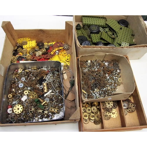 92 - TUBS AND A TRAY OF MECCANO INCLUDING EARLY BLUE CHECKER PATTERN BLUE AND GOLD CHECKER BARS, GOLD LON... 