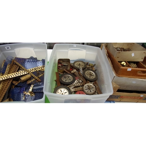 92 - TUBS AND A TRAY OF MECCANO INCLUDING EARLY BLUE CHECKER PATTERN BLUE AND GOLD CHECKER BARS, GOLD LON... 