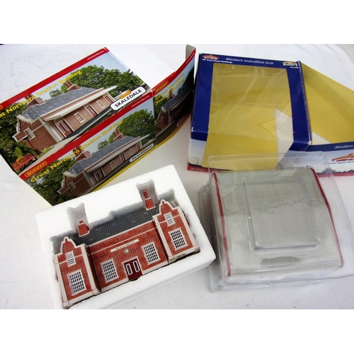 499 - HORNBY SKALEDALE GREAT NORTHERN STATION BUILDING (1 CHIMNEY A/F), T/W BACHMANN 44-049 SCENECRAFT MOD... 