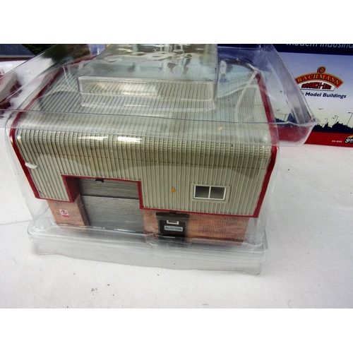 499 - HORNBY SKALEDALE GREAT NORTHERN STATION BUILDING (1 CHIMNEY A/F), T/W BACHMANN 44-049 SCENECRAFT MOD... 