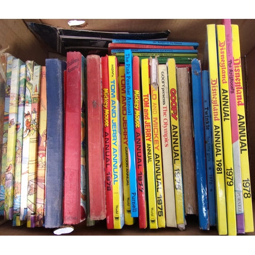 142 - QUANTITY OF OLD CHILDREN’S ANNUALS INCLUDING MICKEY MOUSE, DISNEYLAND, GOOFY, TOM & JERRY, THE ARIST... 