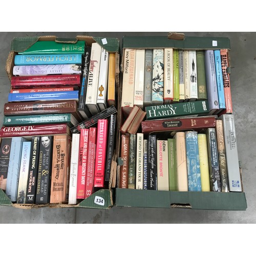 134 - 2 TRAYS OF HEAVY HARDBACK NOVELS & READING BOOKS