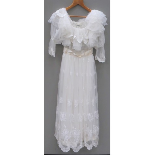 255 - BEAUTIFUL VINTAGE LACE WEDDING DRESS  BY FRANK USHER OF LONDON