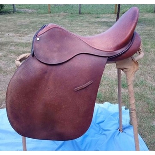 206 - EQUESTRIAN INTEREST, A GOOD CONDITION LEATHER RIDING SADDLE AN IDEAL SADDLE MARKED ON STRAPS WITH 3 ... 