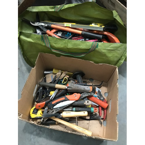 47 - LARGE QUANTITY OF GARDEN HAND TOOLS