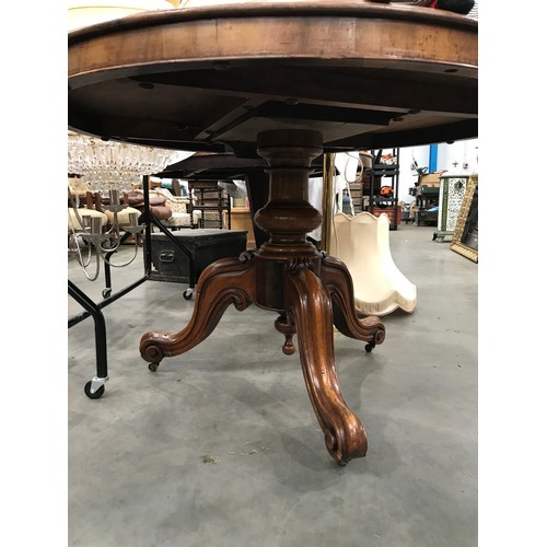 383 - VICTORIAN MAHOGANY ROUND TOP BREAKFAST/LOO TABLE IN TURNED PEDESTAL WITH UPTURNED SPLAYED LEGS